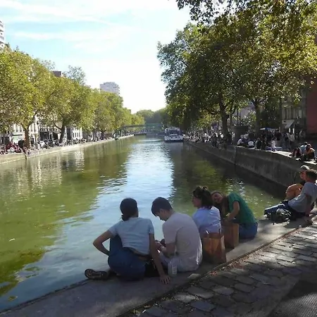 : Le Charme Du Canal St Martin Paryż